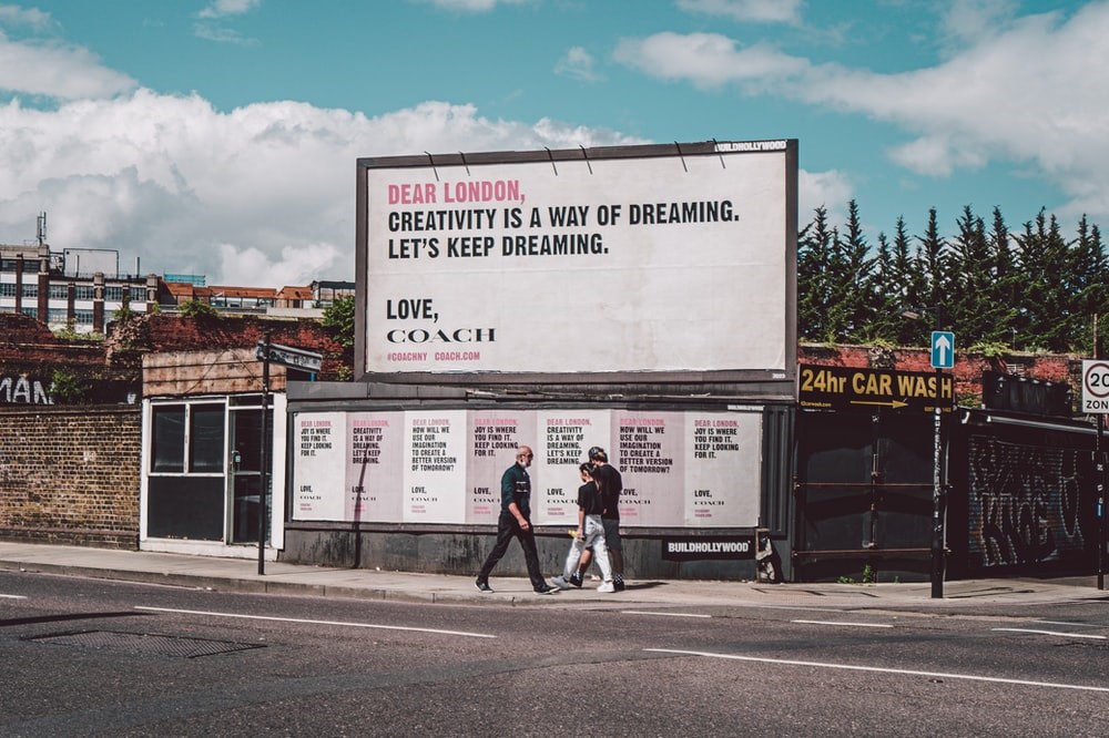 communicatiemiddelen als een reclamebord